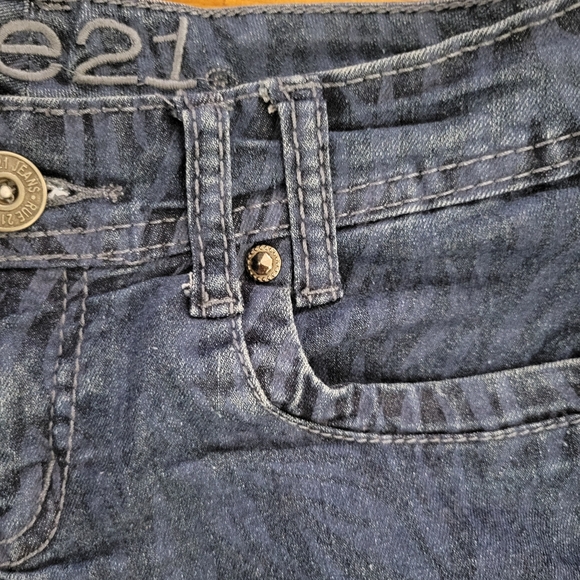 rue 21 blue jean shorts, size curvy 3/4 - Picture 4 of 5